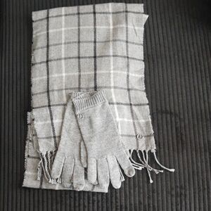 2 For $15 NWOT Calvin Klein Gray Plaid Scarf and Gloves Set
